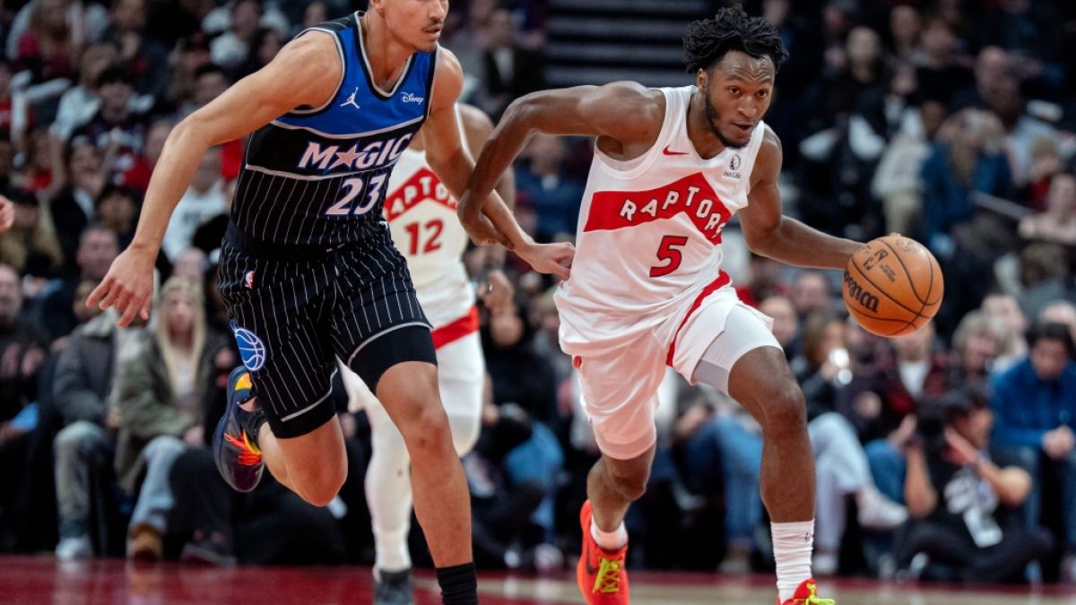 Immanuel Quickley von den Toronto Raptors trippelt den Ball gegen Tristan da Silva von der Orlando Magic, am 29.12.2025. (Symbolbild) (Foto)