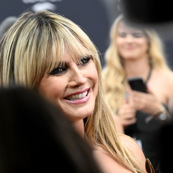 In durchsichtigem Zweiteiler wird 