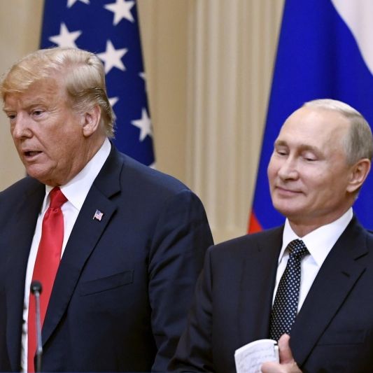 Von Demonstranten bloßgestellt - obszöne Geste mit Wladimir Putin