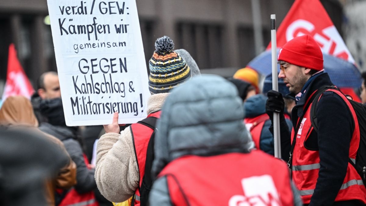 GEW Streik im Januar f&uuml;r h&ouml;here L&ouml;hne. Demonstrierende mit Warnwesten halten Plakate und Flaggen, am 14.01.2026. (Symbolbild) (Foto)