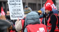 GEW Streik im Januar für höhere Löhne. Demonstrierende mit Warnwesten halten Plakate und Flaggen, am 14.01.2026. (Symbolbild)