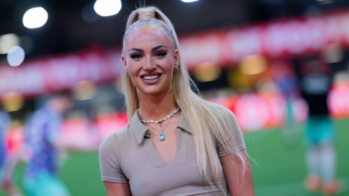 Alisha Lehmann, Fu&szlig;ball-Nationalspielerin der Schweiz und Spielerin bei FC Como Women, Team Managerin von Streets United, steht bei der "Baller League" auf dem Spielfeld in der Motorworld. (Foto)