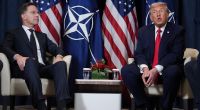 Im Gespräch mit Nato-Generalsekretär Mark Rutte (l) rutscht dem US-Präsidenten Donald Trump (r) das Hosenbein hoch. Seine Knöchel wirken auffällig geschwollen.