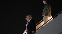 Mit einem Notruf soll Barron Trump (r.) einer Frau in Großbritannien das Leben gerettet haben.