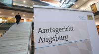 Eine 30-jährige Mutter, die ihre siebenjährige Tochter für sexuellen Missbrauch in Chats anbot, wurde am Amtsgericht Augsburg zu einer mehrjährigen Haftstrafe verurteilt (Symbolfoto).