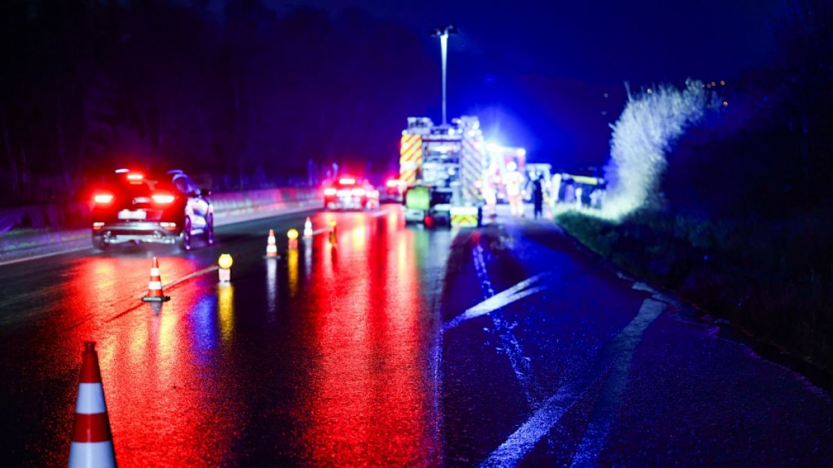 Ein Auto ist bei Glatteis auf der Autobahn 44 von der Fahrbahn abgekommen und im Graben gelandet. (Foto)