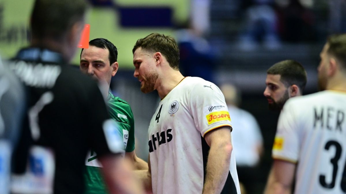 Deutschlands Johannes Golla (M) bekommt die rote Karte. (Foto)