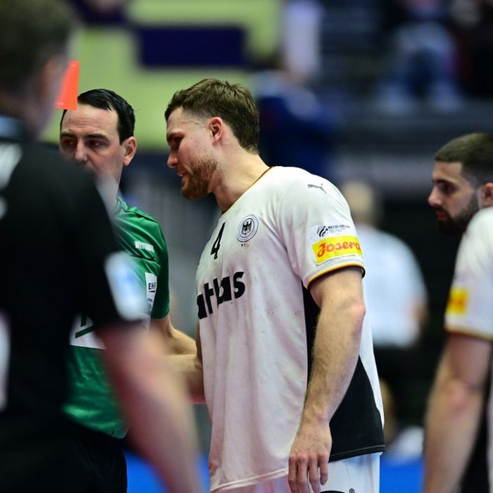 Keine Sperre für Kapitän - Gislason schimpft über Rote Karte