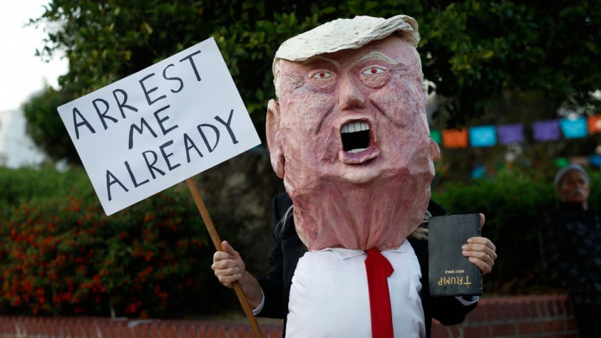 Ein als Donald Trump verkleideter Demonstrant nimmt an einem Protest gegen die t&ouml;dlichen Sch&uuml;sse auf Alex Pretti in Minneapolis in Los Angeles teil. (Foto)