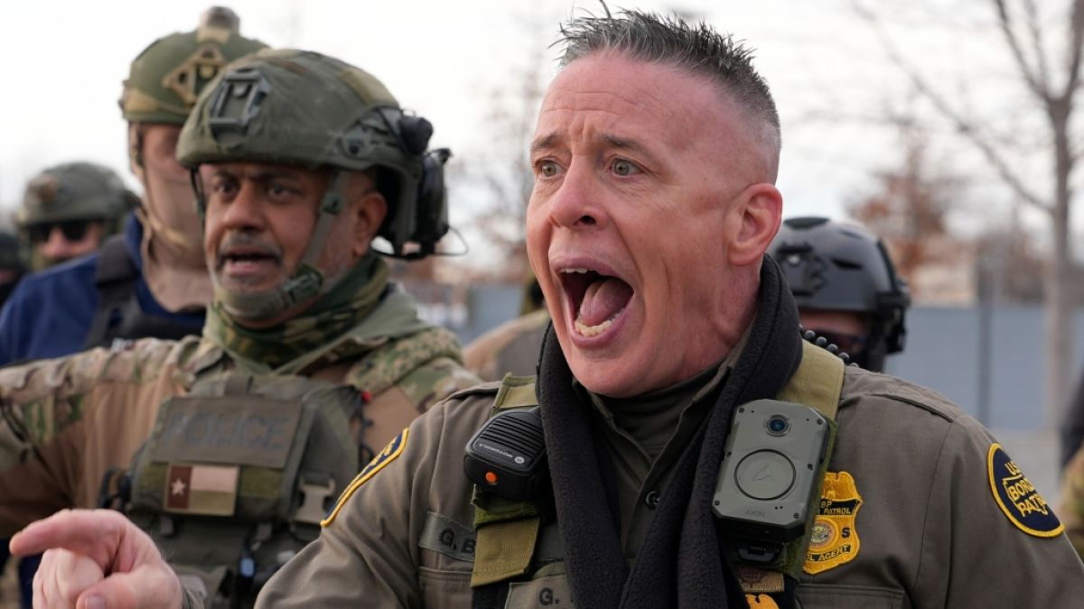 US-Grenzschutz Commander Gregory Bovino schreit in Minneapolis Demonstranten an. (Foto)