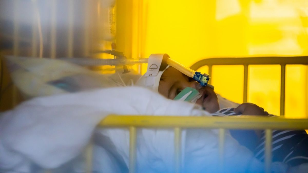 Ein Kleinkind liegt mit einer RSV-Infektion im Krankenhaus. (Symbolbild) (Foto)