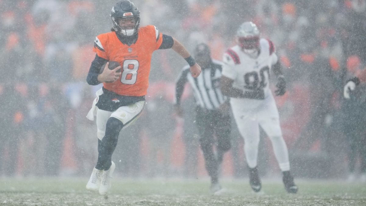 Jarrett Stidham von den Denver Broncos l&auml;uft den Ball gegen die New England Patriots. (Symbolbild) (Foto)