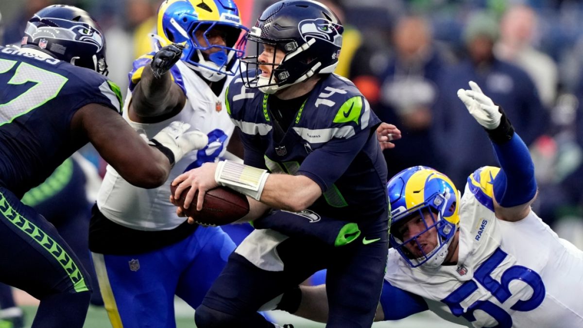 Sam Darnold von den Seattle Seahawks l&auml;uft den Ball gegen die Los Angeles Rams, am 25.01.2026. (Symbolbild) (Foto)