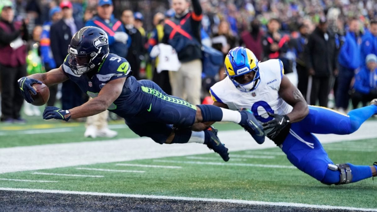 Kenneth Walker III von den Seattle Seahawks springt in die Endzone , w&auml;hrend Byron Young von den Los Angeles Rams ihn versucht zu tackeln, am 25.01.2026. (Symbolbild) (Foto)