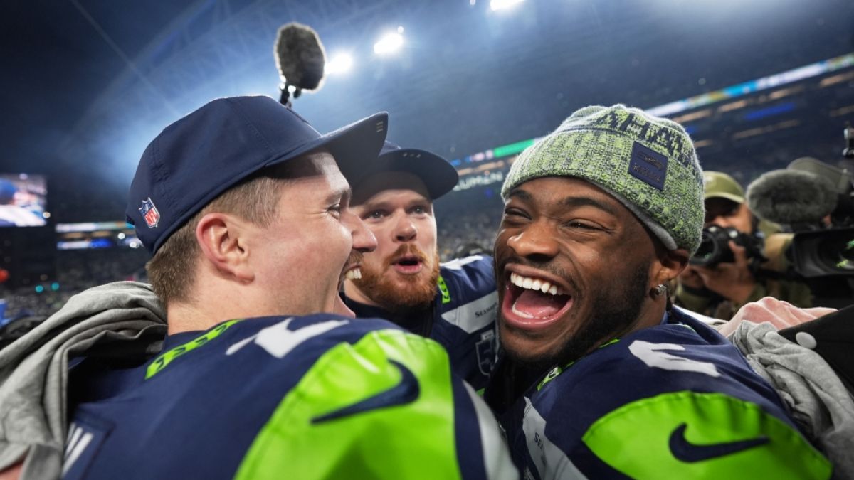 Die Seattle Seahawks feiern ihren Sieg gegen die Los Angeles Rams im Championship Game.&nbsp;Quarterback Drew Lock (l-r), Quarterback Sam Darnold und Quarterback Jalen Milroe feiern zusammen.&nbsp;(Symbolbild) (Foto)