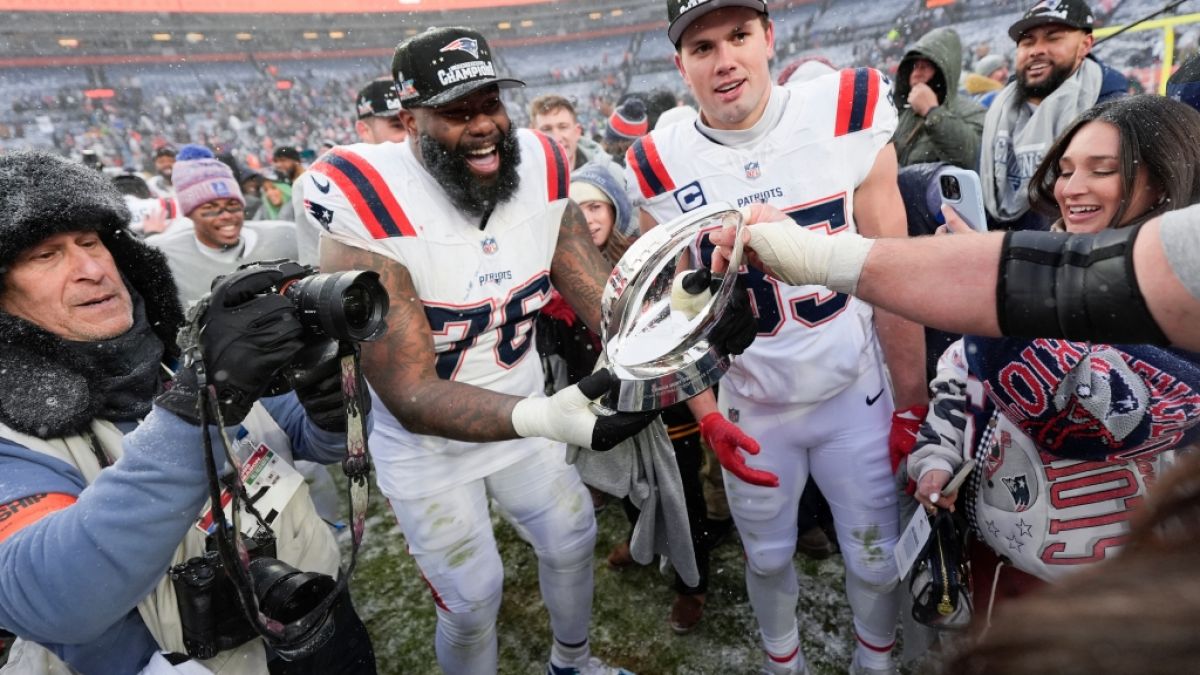 Hunter Henry (r) und Morgan Moses (l9 erhalten die Championship Troph&auml;e, am 25.01.2026. (Symbolbild) (Foto)