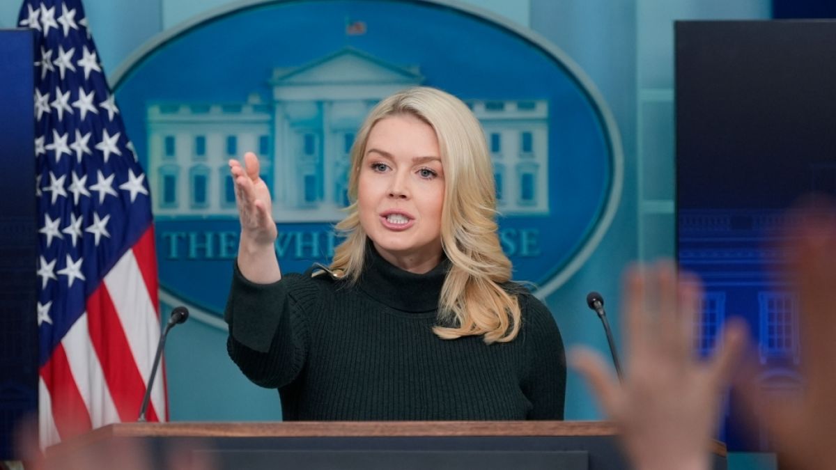 Karoline Leavitt weicht Reporterfragen aus. (Foto)