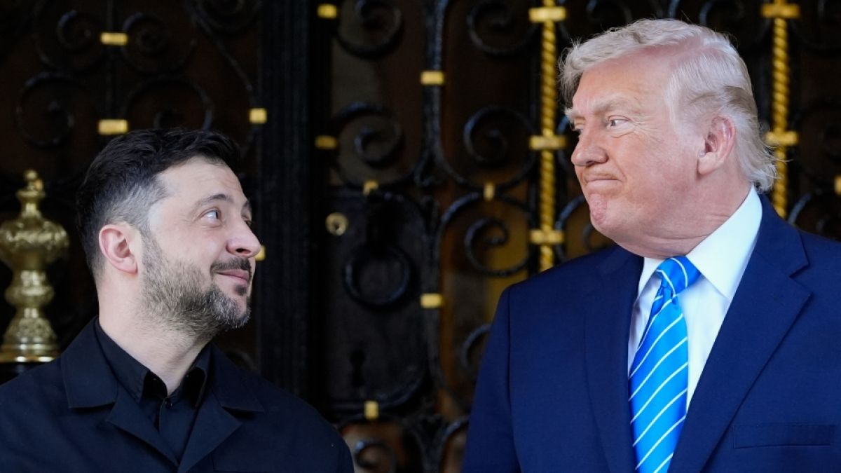 Donald Trump (rechts) soll Wolodymyr Selenskyj "die Pistole auf die Brust gesetzt haben". (Foto)