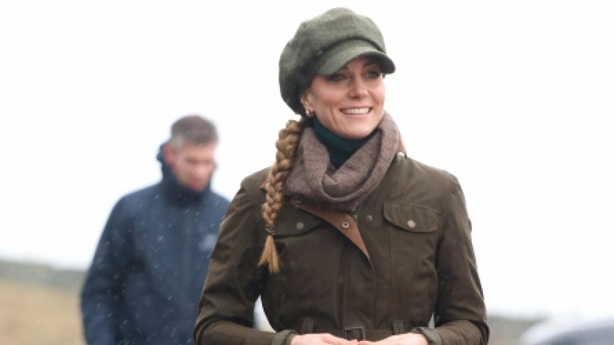 Prinzessin Kate lie&szlig; sich nicht zweimal bitten und tauschte ihre elegante Royals-Garderobe f&uuml;r einen Termin in Nordengland kurzerhand gegen Wanderklamotten samt Zopffrisur und Schirmm&uuml;tze. (Foto)