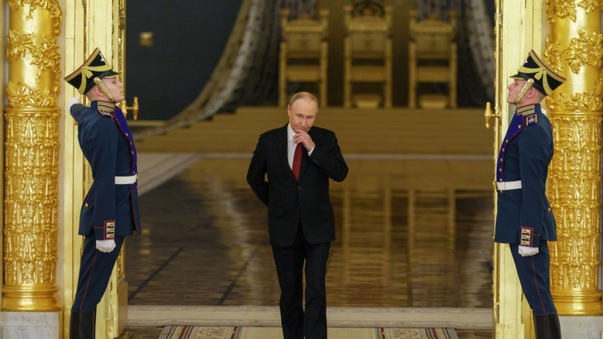 W&uuml;rde Wladimir Putin (Mitte) neben dem Ukraine-Krieg einen milit&auml;rischen Konflikt mit der Nato riskieren? (Foto)