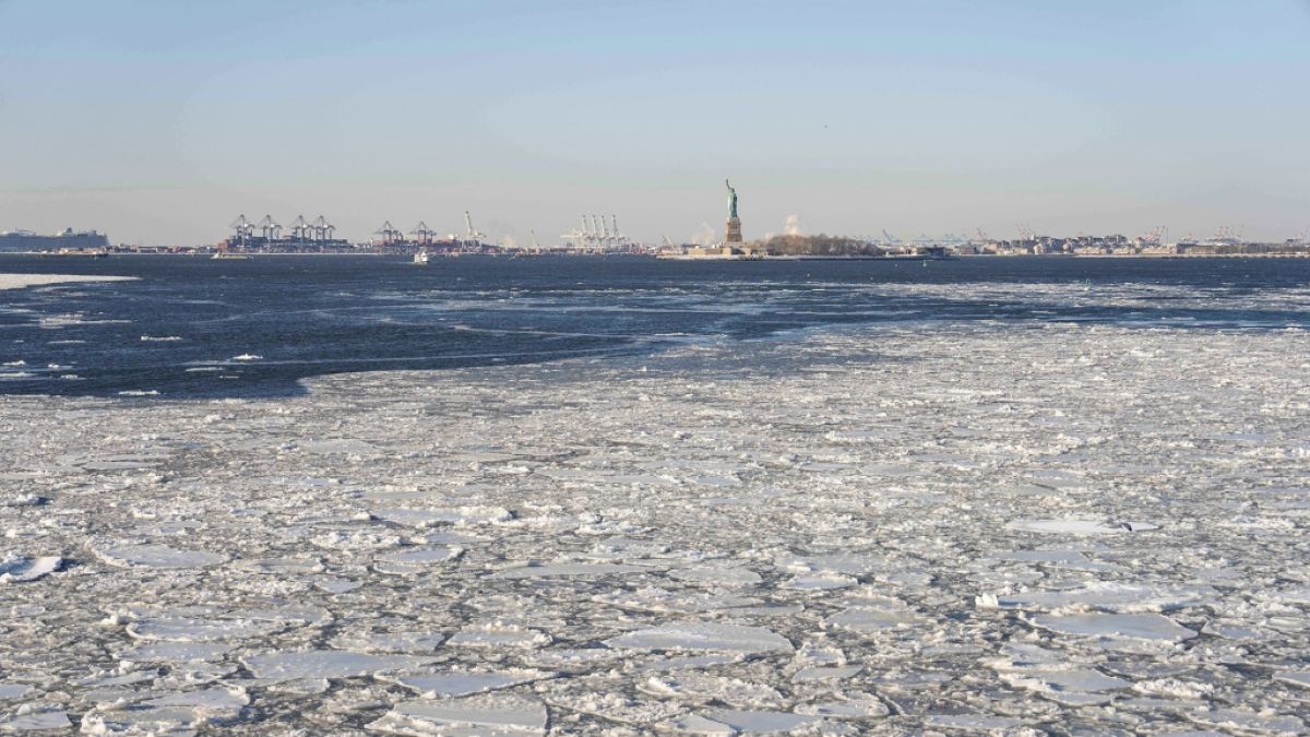 Eisschollen treiben auf dem Hudson River. (Foto)