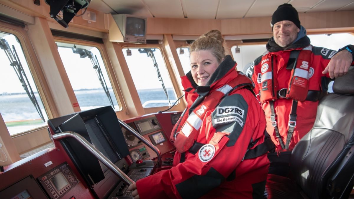 Anke Harnack, wie man sie bisher kannte: Die Aufnahme stammt aus dem Jahr 2020, als die Reporterin bei einer Pressekonferenz der Deutschen Gesellschaft zur Rettung Schiffbr&uuml;chiger f&uuml;r die Kamera posiert. (Foto)