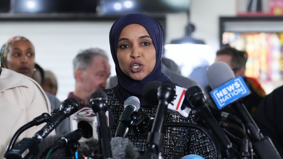 Die Abgeordnete Ilhan Omar spricht w&auml;hrend einer Pressekonferenz. (Foto)