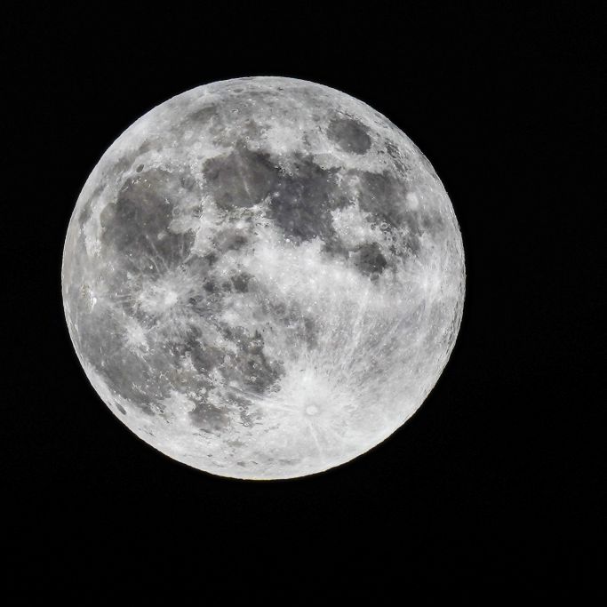 Stürmischer Schneemond am Himmel sichtbar - droht neues Winterwetter?