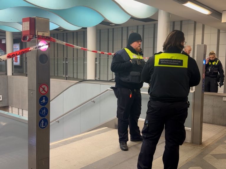 Tragödie in Hamburg: Mann (25) reißt junge Frau (18) in U-Bahn-Station mit in den Tod