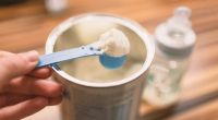 Mehrere Hersteller sind von einem großen Babymilch-Rückruf betroffen. Es wurden giftige Inhaltsstoffe entdeckt. 