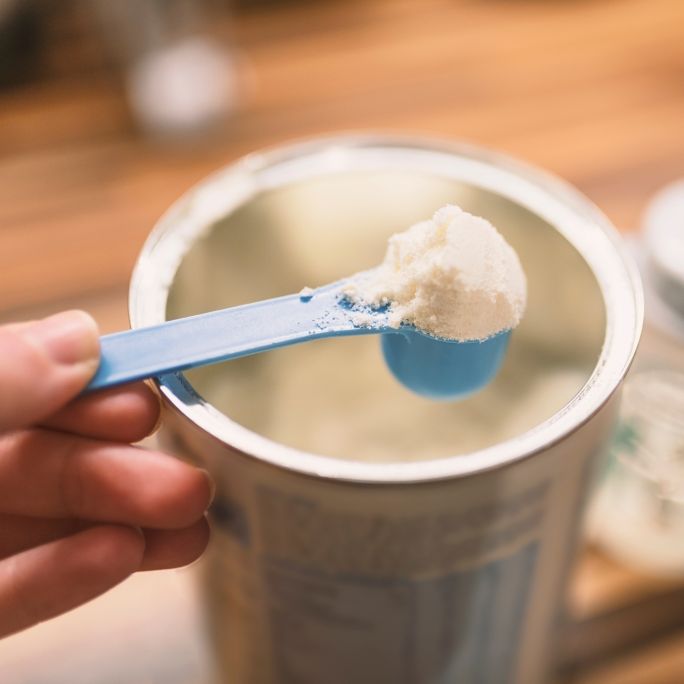 Schädliches Gift in Babymilch - erneut riesige Rückrufwelle gestartet