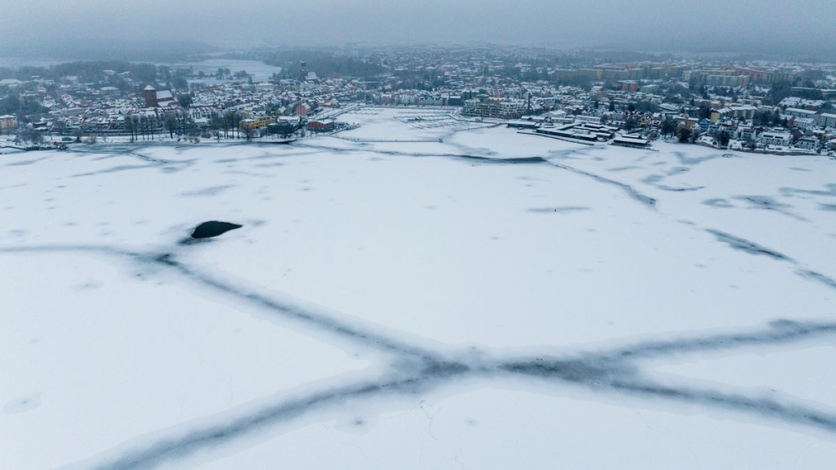 Die M&uuml;ritz, der gr&ouml;&szlig;te Binnensee Deutschlands, ist wegen des anhaltenden Frostwetters nach Angaben des Wasser- und Schifffahrtsamts erstmals seit Jahren auf seiner kompletten Fl&auml;che von einer dicken Eisschicht bedeckt. (Foto)