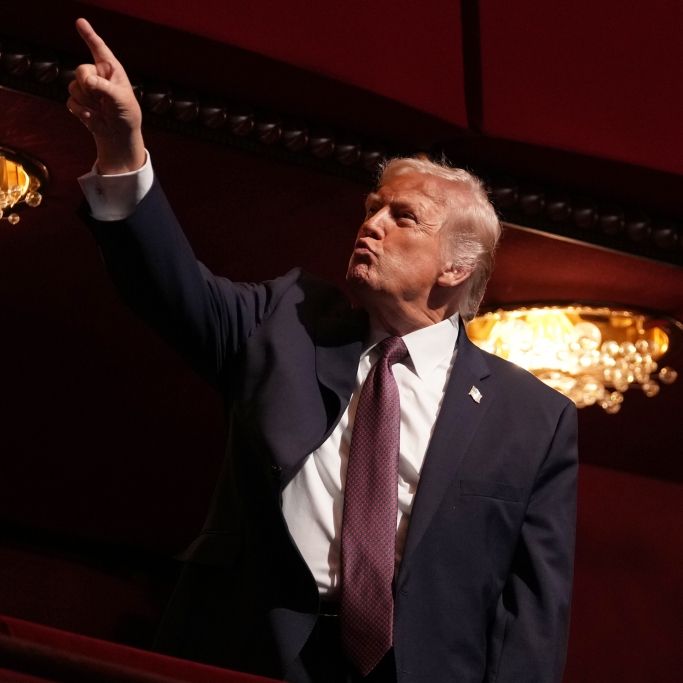 Ein neues Gemälde mit US-Präsident Donald Trump als Dirigent sorgt für Wirbel in den sozialen Medien.