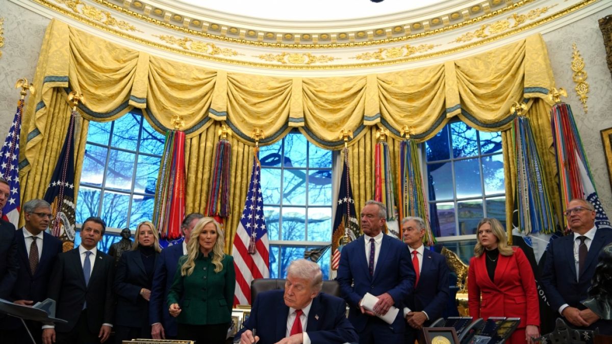 Donald Trump schw&auml;rmt von der Frau einer seiner Minister. (Foto)