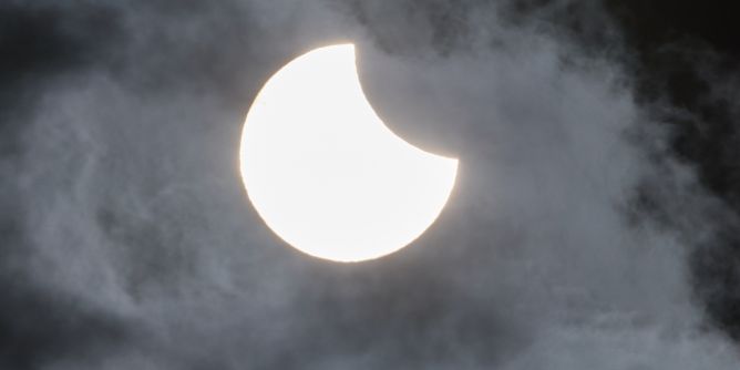 Sonnenfinsternis nach Schneemond