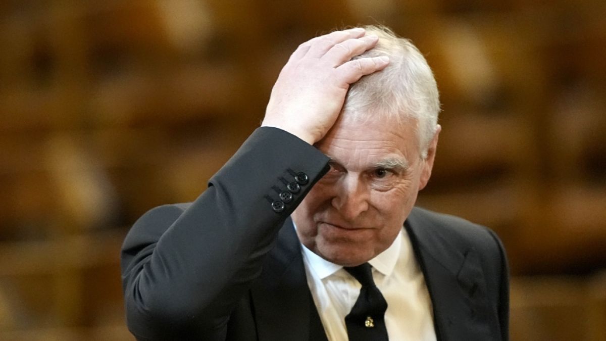 Zeigen neue Fotos in den Epstein-Akten Ex-Prinz Andrew Mountbatten-Windsor in merkw&uuml;rdigen Posen mit einer Frau? (Foto)