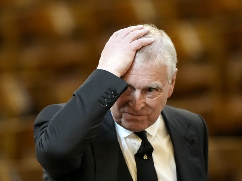 Andrew Mountbatten-Windsor: Bizarre Fotos in Epstein-Akten - Ex-Prinz auf allen Vieren über einer Frau?