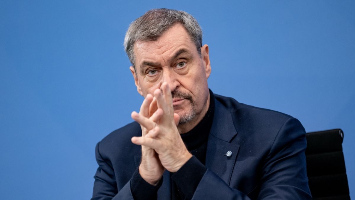 Markus S&ouml;der sucht nach Ideen f&uuml;r sein diesj&auml;hriges Kost&uuml;m bei der "Fastnacht in Franken". (Foto)