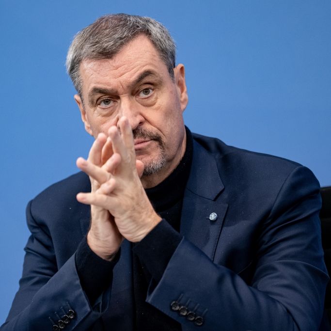 Markus Söder sucht nach Ideen für sein diesjähriges Kostüm bei der 