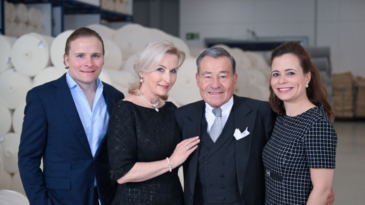 Die Familie Grupp des Textilherstellers Trigema (v.l.) Wolfgang Grupp Junior (Sohn), Elisabeth (Mutter) und Wolfgang (Vater) und Bonita (Tochter) stehen 2024 f&uuml;r ein Familienfoto im Lager f&uuml;r Stoffballen. (Foto)