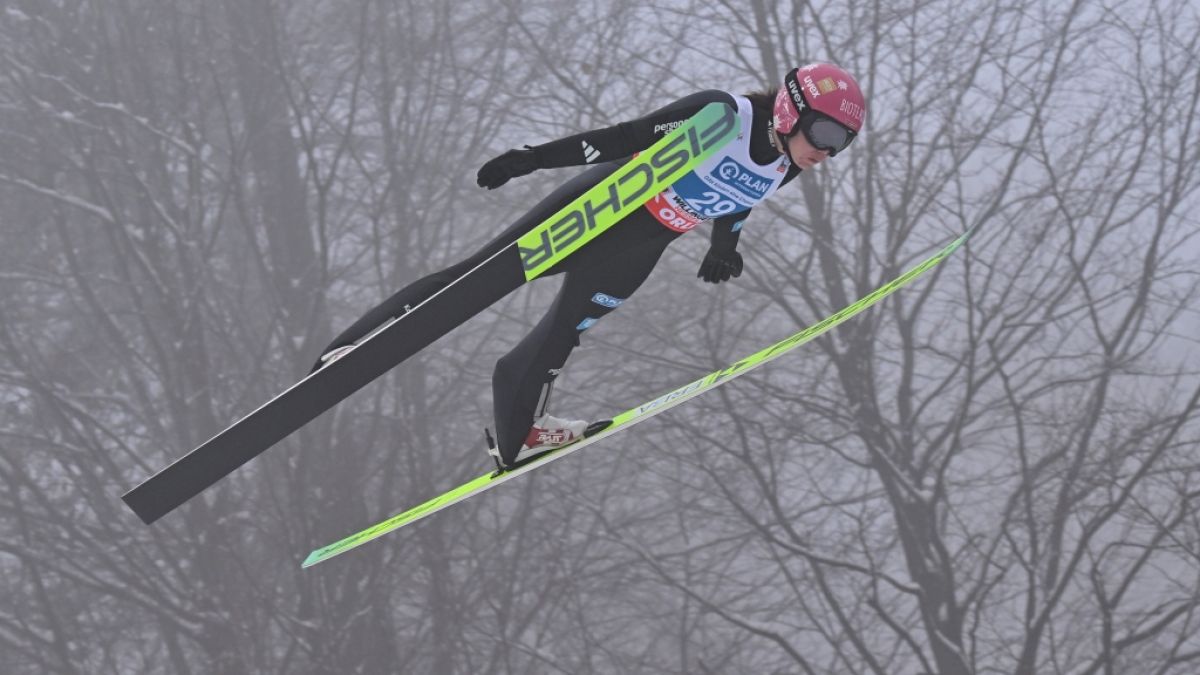 Wie weit springt die deutsche Athletin Agnes Reisch beim Weltcup in Hinzenbach? (Foto)