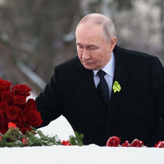 Tarnung misslingt völlig - Putin-Soldat in skurrilem 