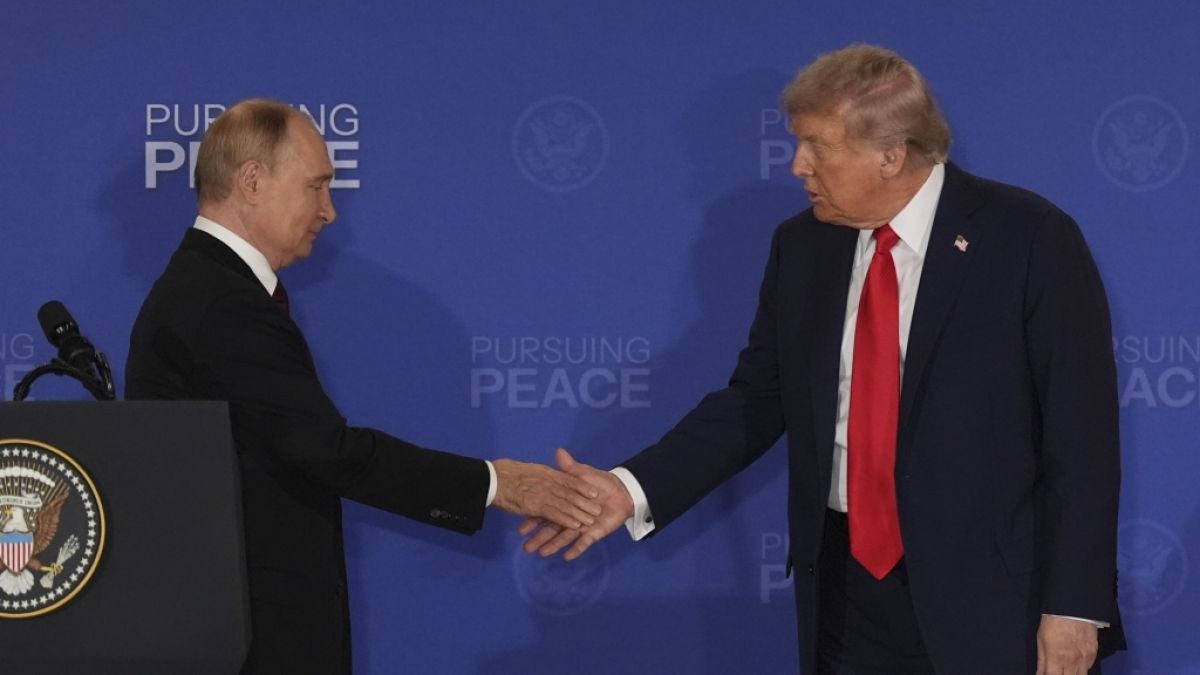 Kremlchef Wladimir Putin (l.) k&ouml;nnte durch einen Deal zwischen Donald Trump (r.) und Indien Probleme bekommen. (Foto)