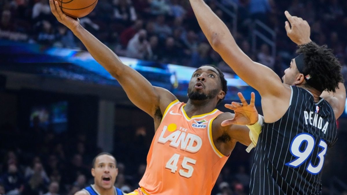 Cavaliers-Guard Donovan Mitchell von den Cleveland Cavaliers zieht zum Korb gegen&nbsp;Forward Noah Penda von der Orlando Magic, am 26.01.2026. (Symbolbild) (Foto)