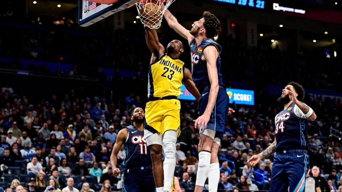 Aaron Nesmith von den Indiana Pacers spielt den Ball gegen&nbsp;Chet Holmgren von der Oklahoma City Thunder, am 23.01.2026. (Symbolbild) (Foto)