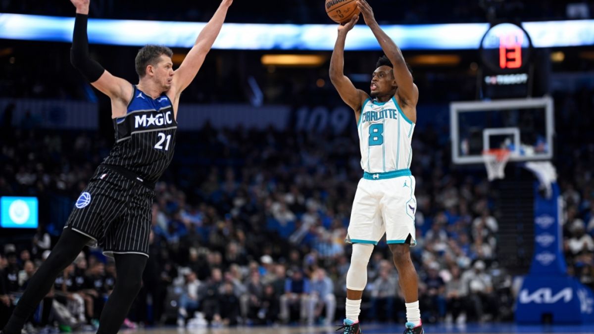 Collin Sexton von den Charlotte Hornets wirft den Ball gegen Moritz Wagner von den Orlando Magic, vom 22.01.2026. (Symbolbild) (Foto)