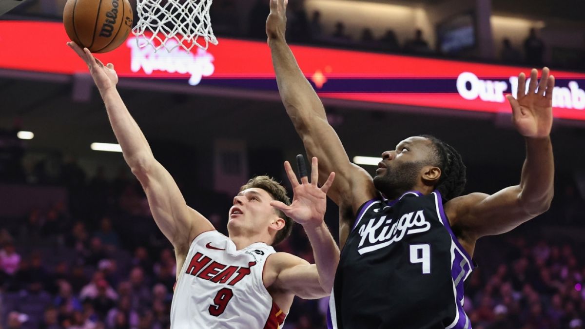 Pelle Larsson von der Miami Heat steigt zum Korb gegen&nbsp;Layup an Precious Achiuwa von den Sacramento Kings, am 20.01.2026. (Symbolbild) (Foto)