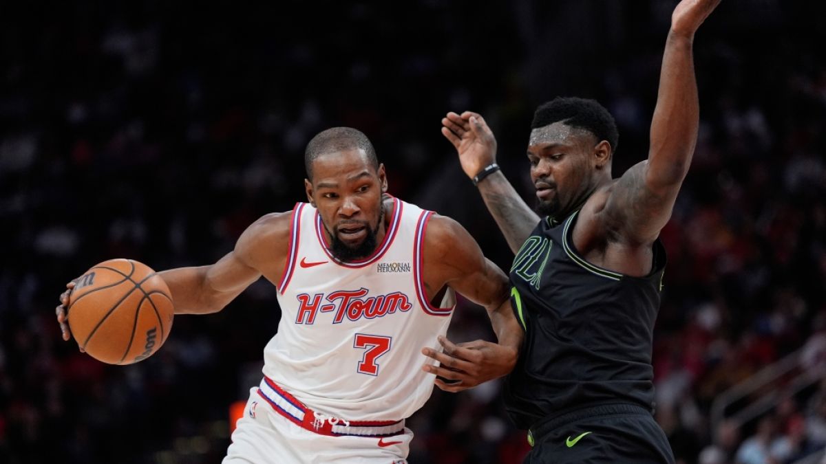 Kevin Durant von Houston Rockets kontrolliert den Ball gegen Zion Williamson von den New Orleans Pelicans, am 18.01.2026. (Symbolbild) (Foto)