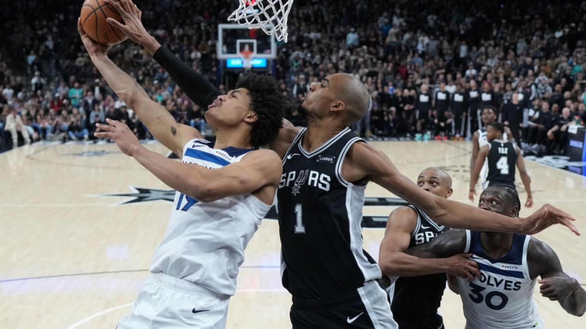 Victor Wembanyama von den San Antonio Spurs blockt den Ball gegen Joan Beringer von den Minnesota Timberwolves, am 17.01.2026. (Symbolbild) (Foto)