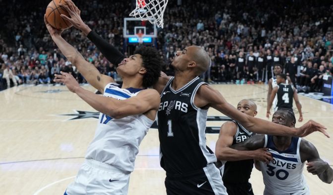 Victor Wembanyama von den San Antonio Spurs blockt den Ball gegen Joan Beringer von den Minnesota Timberwolves, am 17.01.2026. (Symbolbild)